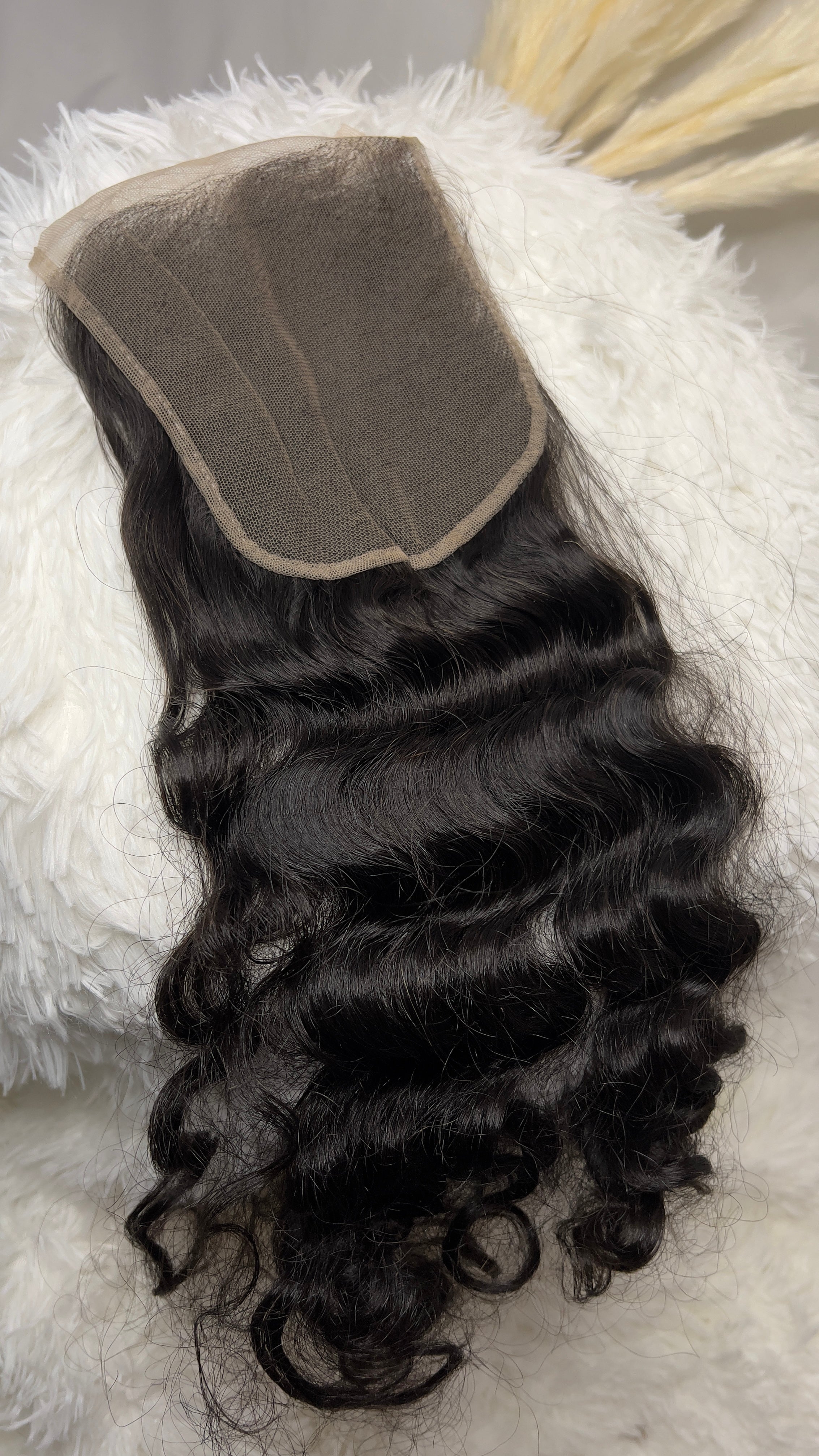 DEEP WAVY CLOSURE